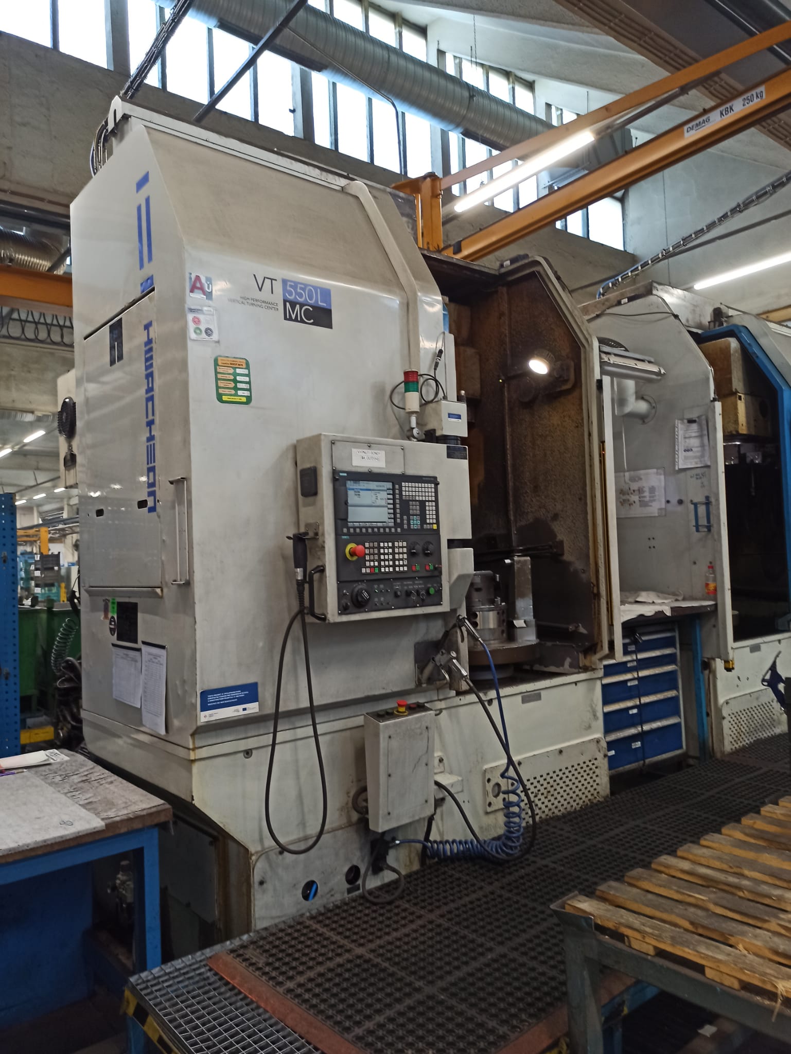 Vertikální CNC soustruh HWACHEON VT 550 MC - REZERVACE